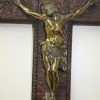 Crucifijo madera y bronce - Imagen 4