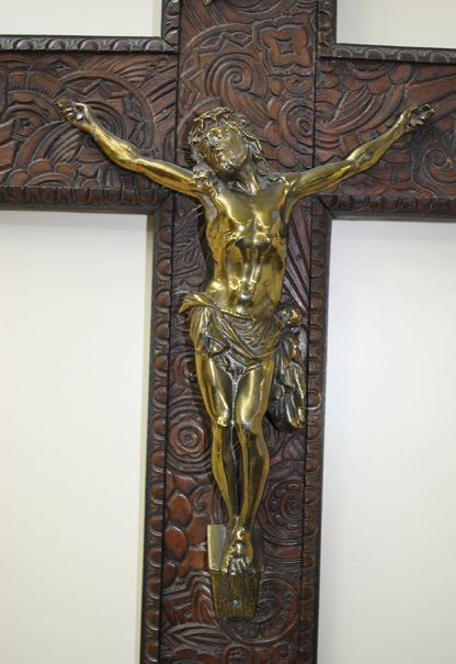 Crucifijo madera y bronce - Imagen 4