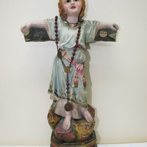 Figura niño en cruz