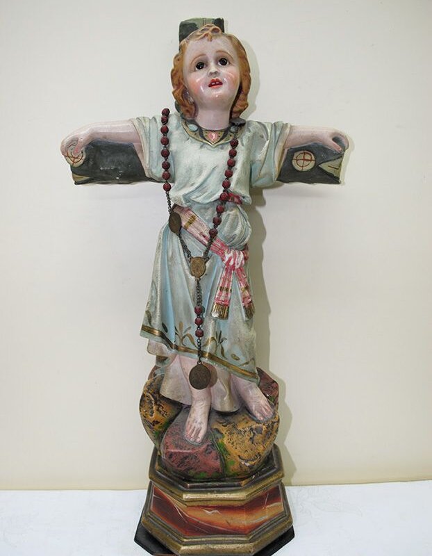 Figura niño en cruz