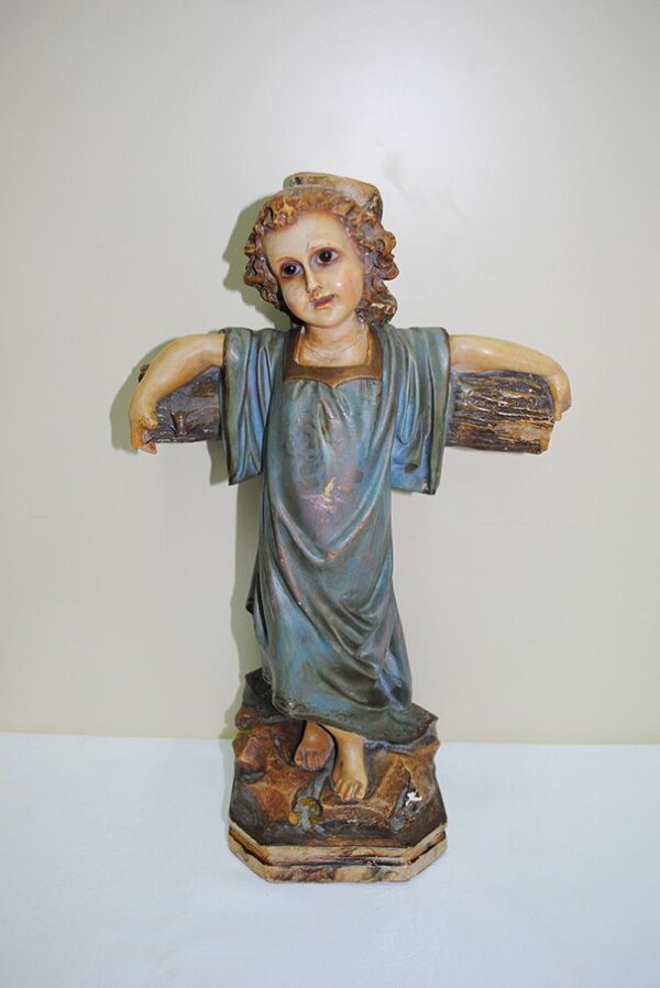 Niño en la cruz