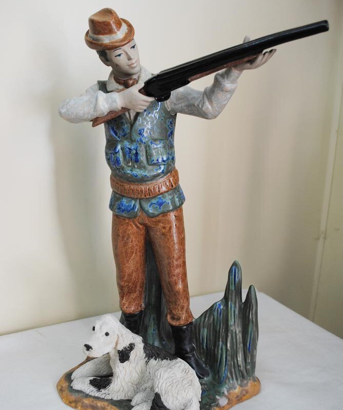 Figura cazador de porcelana