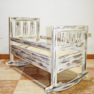 Cuna antigua madera decapada