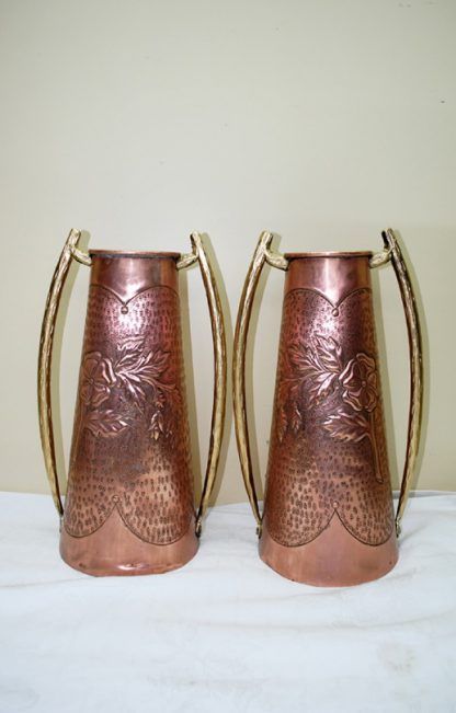 Pareja de jarrones de cobre