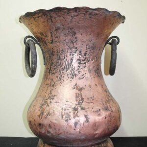 Jarrón de cobre con asas de hierro