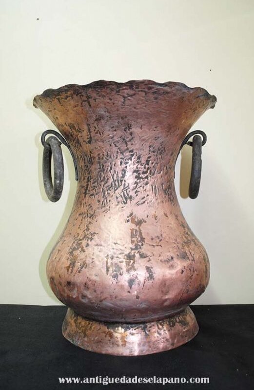 Jarrón de cobre con asas de hierro