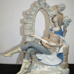 Figura porcelana joven con bandurria