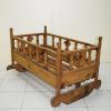 Cuna antigua de madera