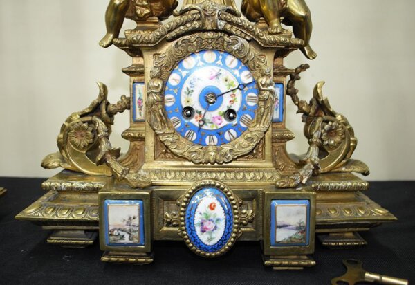 Reloj antiguo y guarnición - Imagen 3