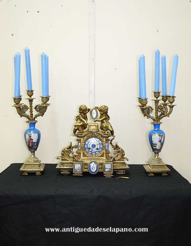 Reloj antiguo y guarnición
