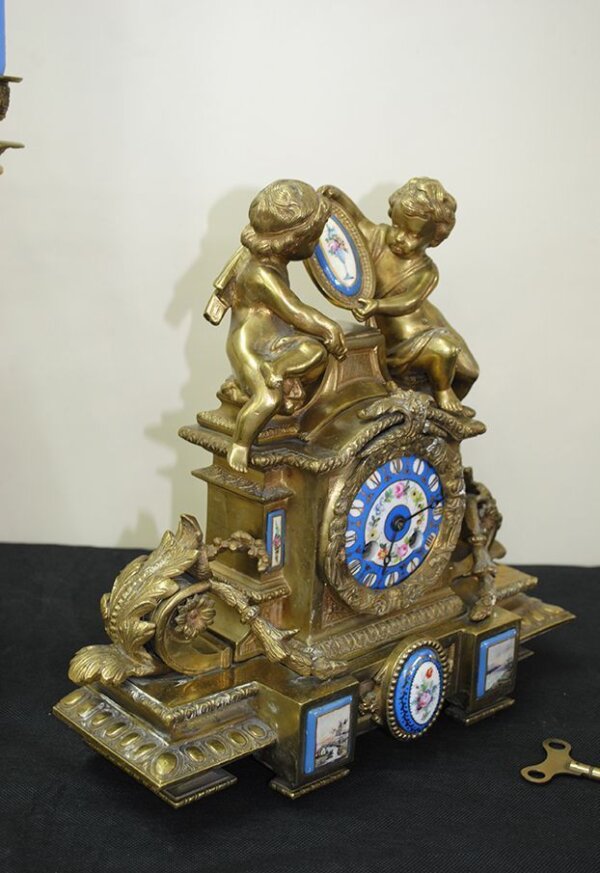Reloj antiguo y guarnición - Imagen 7