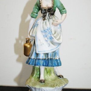 Figura porcelana dama con ánfora