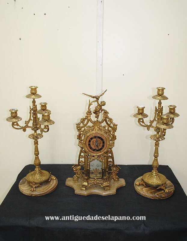 Reloj y guarnición de bronce