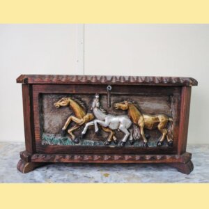 Caja arca tallada caballos