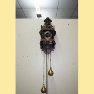 Reloj de pared con pesas