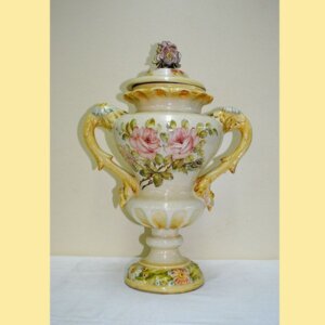 Jarrón de porcelana con flores