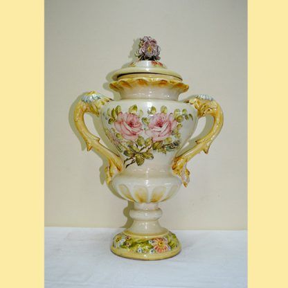 Jarrón de porcelana con flores