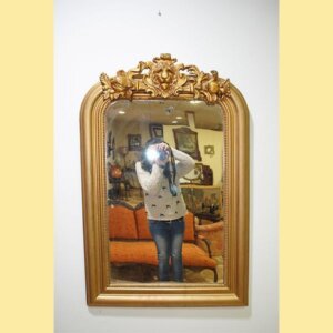 Espejo dorado con copete