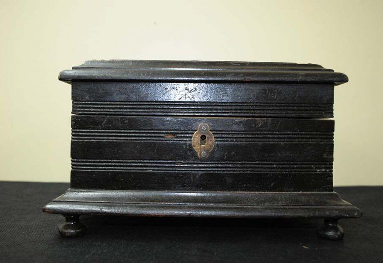 Caja antigua madera negra - Antiguedades El Apaño