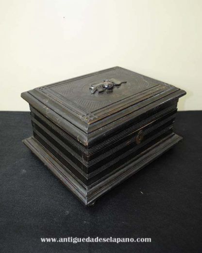 Caja antigua madera negra