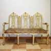 Sofá antiguo blanco roto y oro