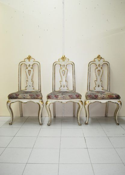 Sillas antiguas blanco roto y oro