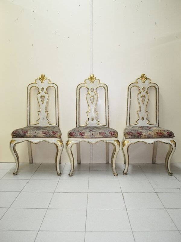 Sillas antiguas blanco roto y oro