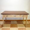 Mesa decapada con tablero marrón