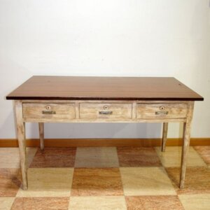 Mesa decapada con tablero marrón