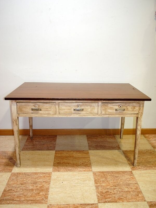 Mesa decapada con tablero marrón