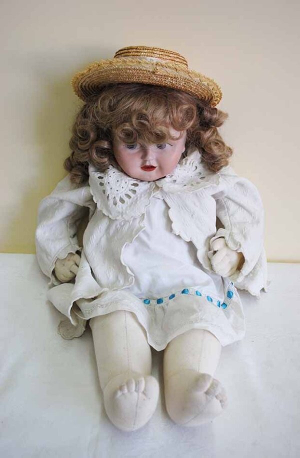 Antigua muñeca de porcelana - Imagen 2