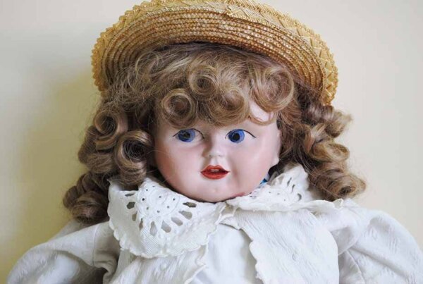 Antigua muñeca de porcelana - Imagen 3