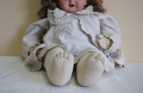 Antigua muñeca de porcelana - Imagen 4