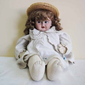 Antigua muñeca de porcelana