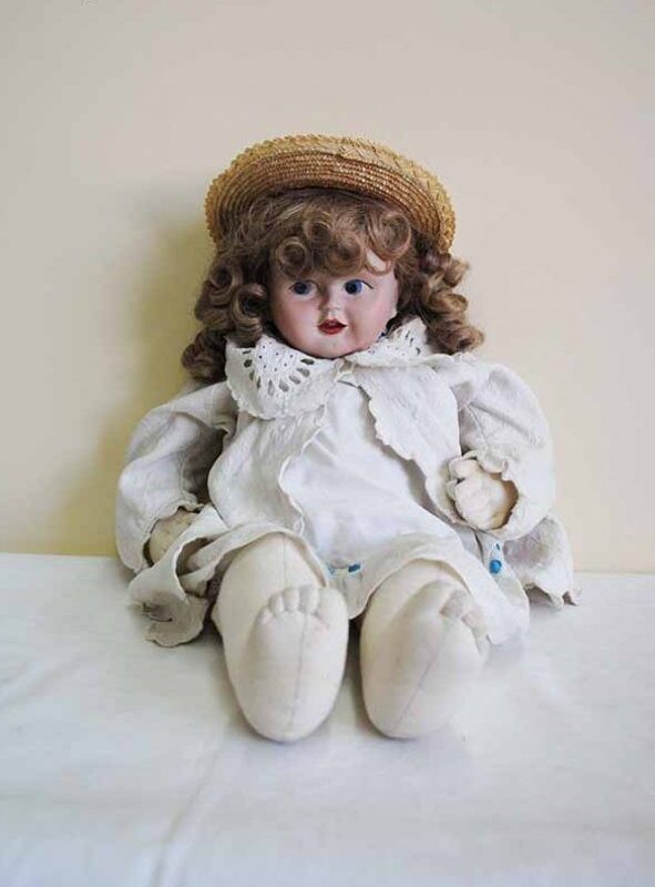 Antigua muñeca de porcelana