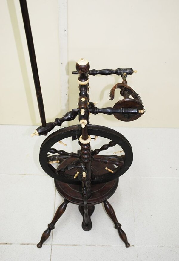Rueca antigua de hilar - Imagen 4