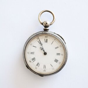 Reloj de bolsillo plateado