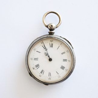 Reloj de bolsillo plateado