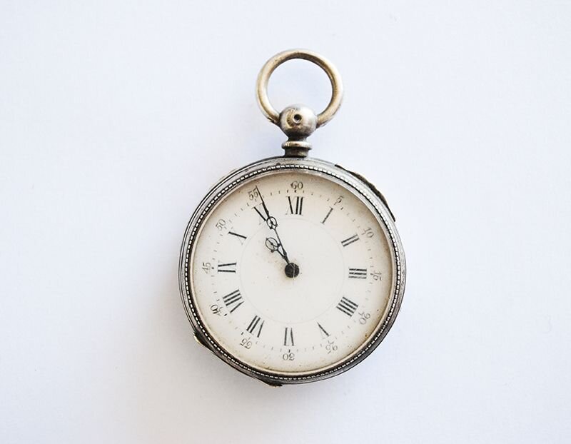 Reloj de bolsillo plateado