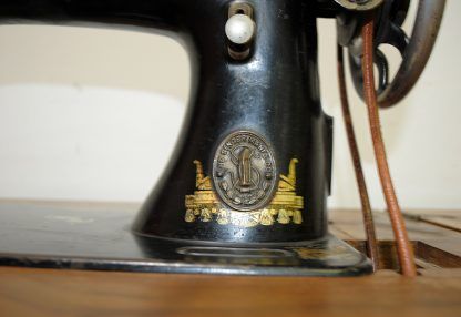 Máquina Singer con mueble - Imagen 4
