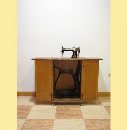 Máquina Singer con mueble