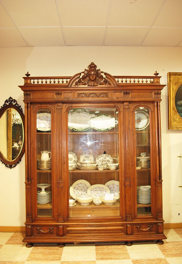 Vitrina Alfonsina de nogal - Antiguedades El Apaño