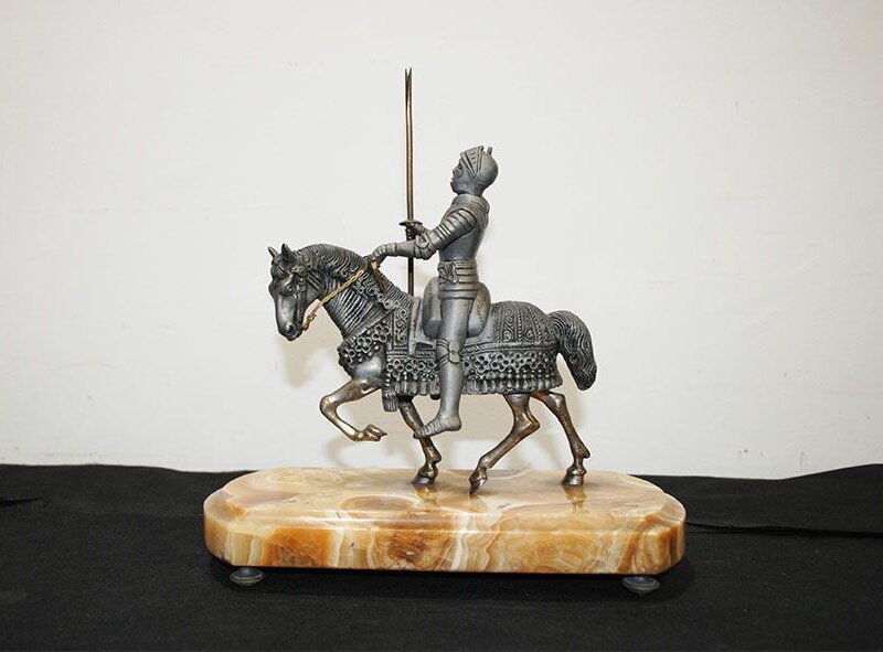 Escultura caballo y guerrero