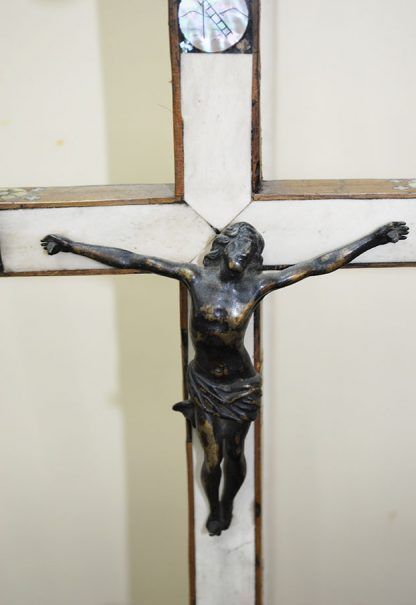 Crucifijo de madera y nácar - Imagen 5