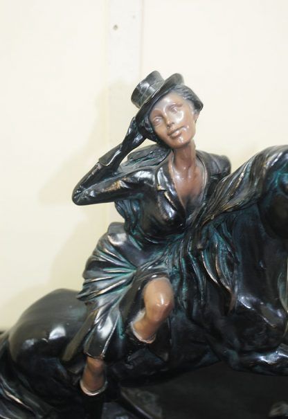 Mujer con caballo marmolina - Imagen 4