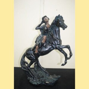 Mujer con caballo marmolina