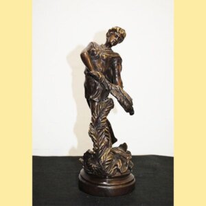 Estatua dama de bronce