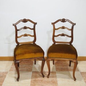 Pareja de sillas de nogal