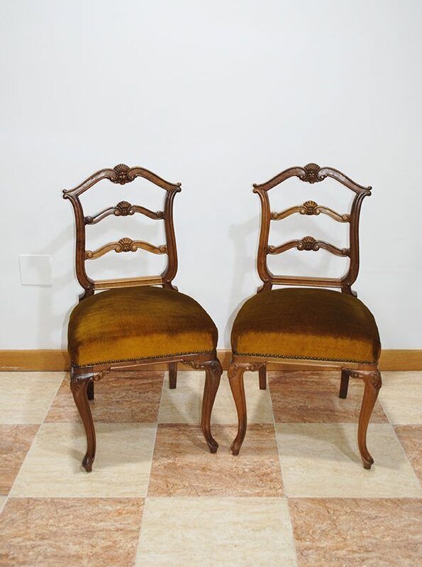 Pareja de sillas de nogal