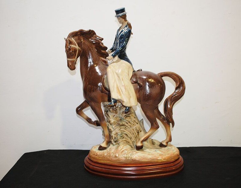 Figura caballo con dama amazona